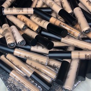 • Smashbox 24 Hr Waterproof Concealer 😍